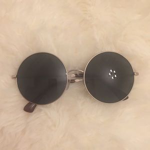 Circular shaped sunglasses